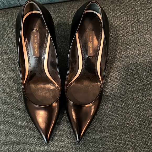 Louis Vuitton Eyeline Pump, black leather with gold accent. Size 37 - Picture 2 of 6